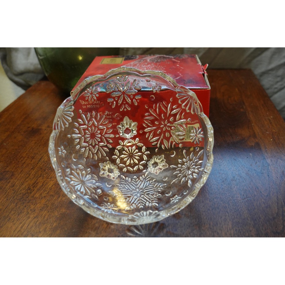 Vintage Mikasa clear glass‎ snowflake footed bowl 6 1/4 inches